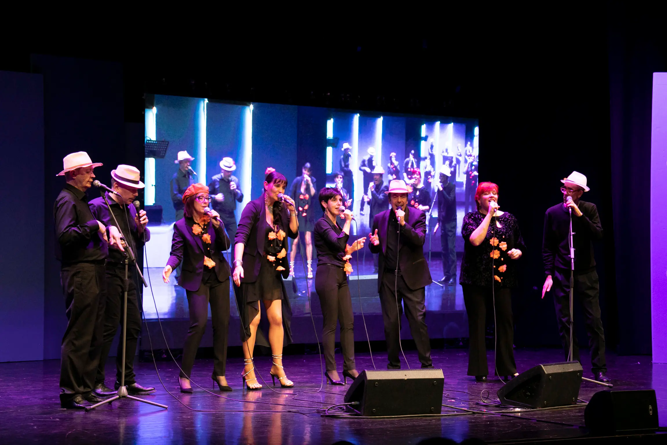 Trionfo di partecipazione e di pubblico al 18° CantaFestival de la Bisiacaria, il cosiddetto “Sanremo bisiaco” edizione 2022, in programma al Teatro Comunale di Monfalcone. A vincere con 412 voti, tra una pioggia di coriandoli e di applausi la canzone “Al pianista e la balarina”, un brano cantato da Manuel Dominko di Gorizia e Martina Zerjal di Trieste (testo di Marco Giovanetti, musica di Manuel Dominko). La coppia ha ricevuto il premio dal sindaco Anna Maria Cisint e dal presidente della Pro loco Giorgio Iuretta. Le foto sono di Katia Bonaventura
