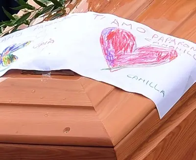 Sulla bara il cuore e il fiorellino disegnati dalle gemelline figlie di Rossi