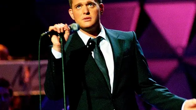20051125 - ROMA - SPE : MUSICA: BUBLE', VIA AL TOUR ITALIANO. Il crooner canadese Michael Buble', che con il suo album "It's time" ha venduto oltre tre milioni di copie e ha conquistato quattro dischi di platino in Italia, arriva oggi nella penisola per un tour gia' tutto esaurito: stasera la prima tappa, a Padova; il 26 a Torino, il 28 a Napoli, il 29 Ancona, il 30 a Roma e il 2 dicembre a Milano. L'ultimo singolo di Buble' e' una nuova cover del celebre "Save the last dance for me", un vecchio brano del 1961 interpretato dai Drifters con uno stampo soul, gia' ripreso all' estero da Cher e John Rowles e tradotto in italiano - "Lascia l'ultimo ballo per me - in stile beat dai Rokes nel 1968, in uno dei primi casi di "revival" a livello mondiale. ANSA / PAL