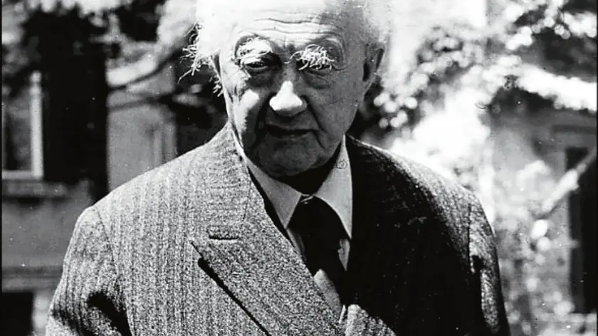 Biagio Marin tra le rose di Pina nel 1979. Foto di Renzo Sanson tratta dallo “Spazio Biagio Marin” del Cca di Trieste