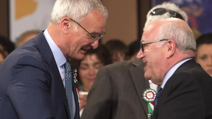 L'allenatore del Leicester campione di Inghilterra di calcio, Claudio Ranieri (S), saluta il presidente della FIGC Carlo Tavecchio, durante la cerimonia per la consegna del Premio Enzo Bearzot 2016 nel Salone d'Onore del Coni a Roma, 9 maggio 2016. ANSA/MAURIZIO BRAMBATTI