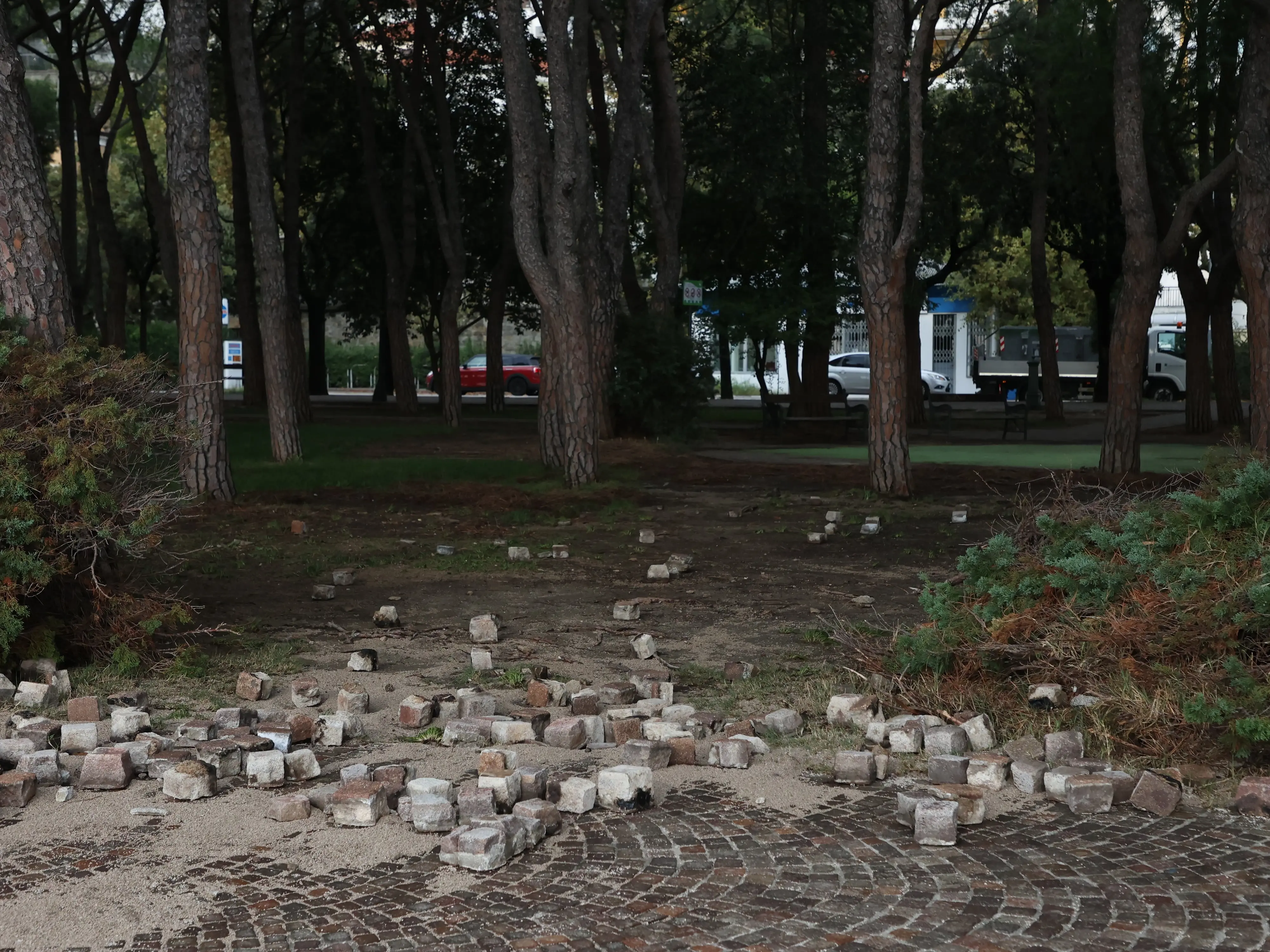 La forte mareggiata di questa mattina, venerdì 27 ottobre, ha distrutto il noto stabilimento balneare di Trieste “Sticco”, che si trova a un centinaio di metri dal castello di Miramare. Stimati 250mila euro di danni. Le onde hanno divelto alcune strutture che assicuravano la struttura sugli scogli e lungo la strada, hanno inoltre sfasciato arredi e altre componenti dell'impianto. La mareggiata ha anche trascinato in acqua sdraio, sedie e altri oggetti che erano custoditi nello stabilimento. Nella zona della Pineta di Barcola invece la furia delle onde ha divelto la pavimentazione. Foto di Andrea Lasorte: