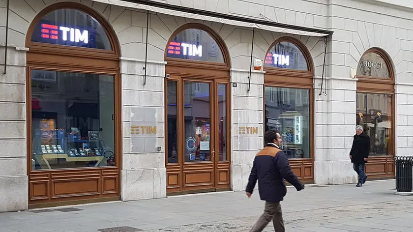 Il negozio Tim di piazza della Borsa in una foto di due anni fa, ora sostituito da un altro punto vendita