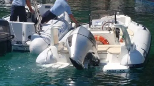 Il gommone del turista italiano morto a Lussino affiancato da un mezzo della polizia croata (foto tratta da novilist.hr)