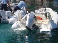 Il gommone del turista italiano morto a Lussino affiancato da un mezzo della polizia croata (foto tratta da novilist.hr)