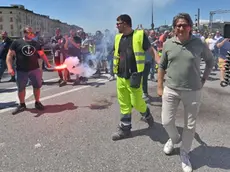 Foto BRUNI Trieste 06.06.2020 Zeno D'Agostino incontra i portuali-abbracci e commozione