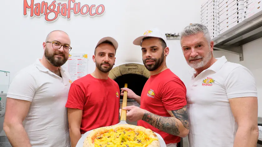 La pizza con i fiori di zucca e i grilli croccanti (Silvano)