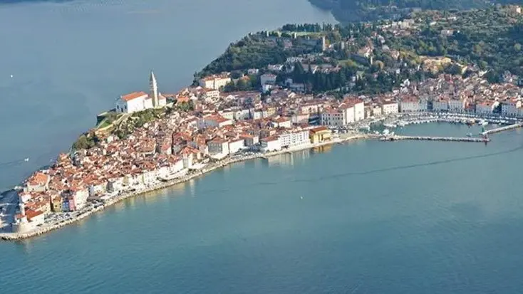 Una veduta aerea del golfo di Pirano