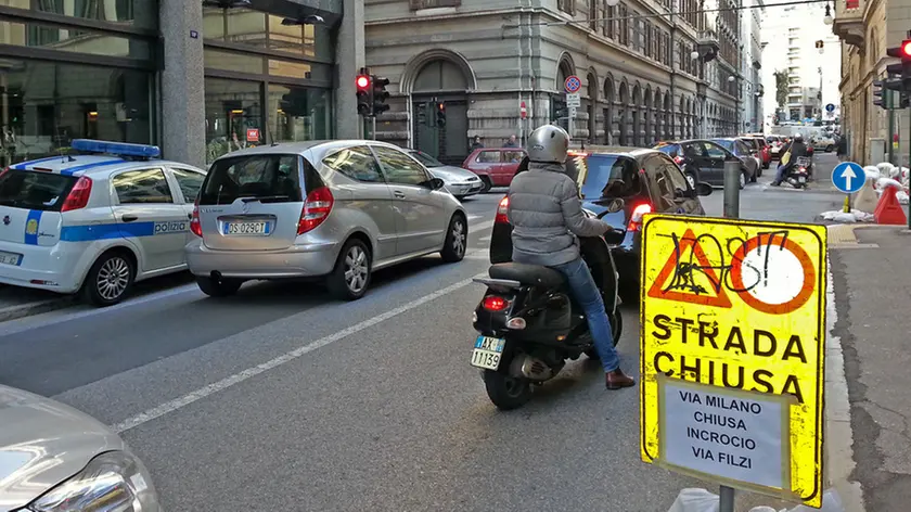 Lasorte Trieste 28/10/14 - Traffico in Via Milano Via Filzi per Scavo in Via Milano