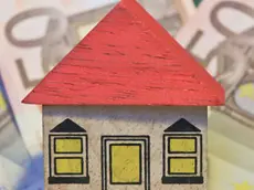 26/04/2012 Denaro, soldi, monete, euro, tasse, spese familiari, risparmio, spreco, bollette per la casa, abitazione, immobile, seconda casa, affitto, imu, investimenti.