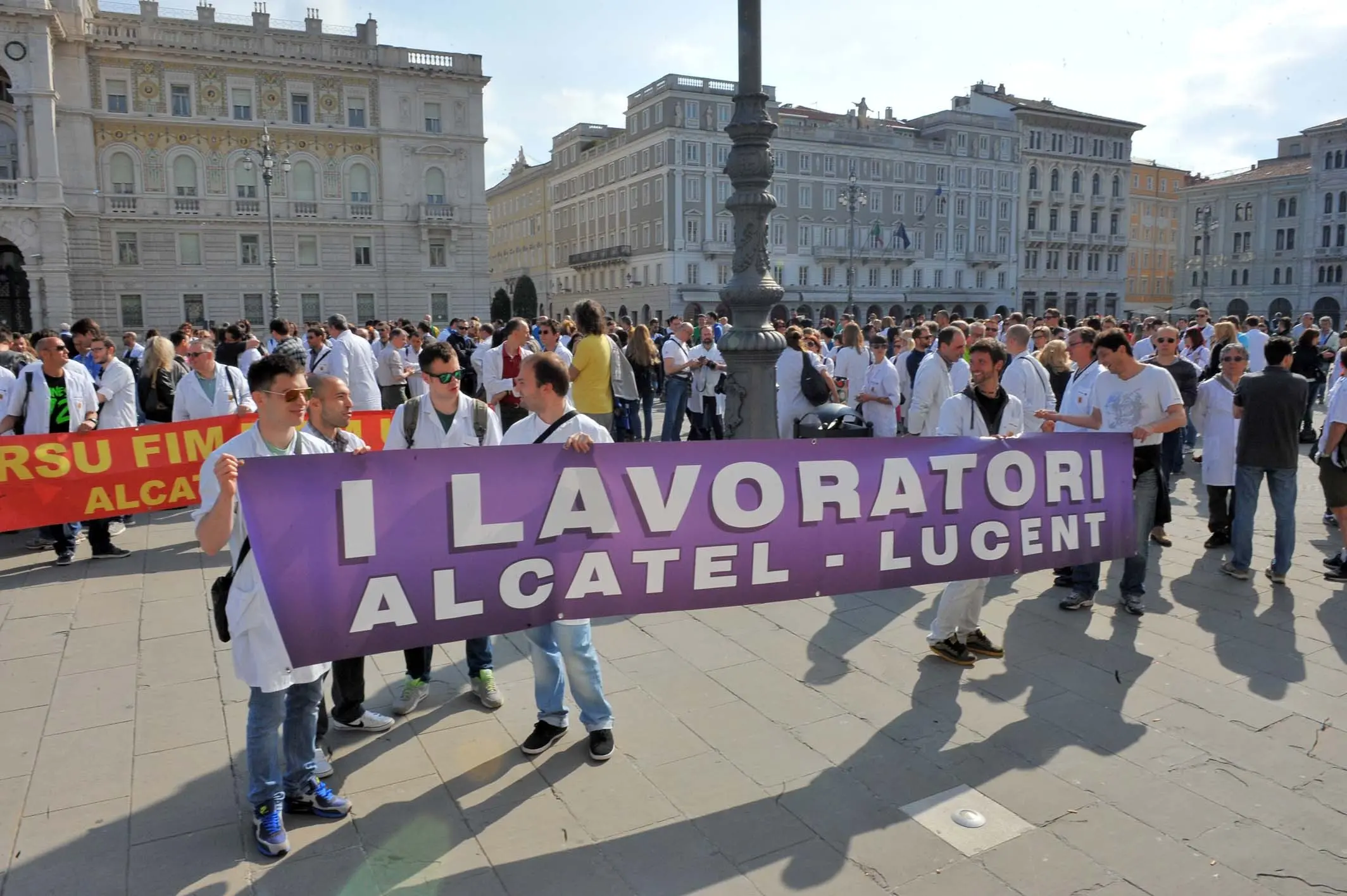 La manifestazione dei lavoratori Alcatel in piazza Unità, davanti al palazzo della Giunta regionale