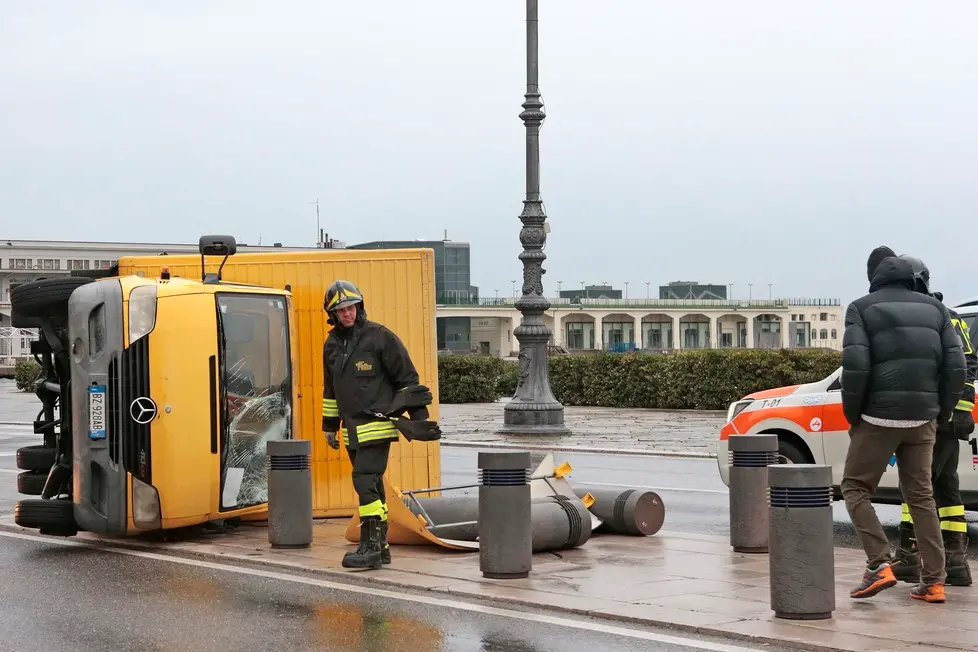Silvano Trieste 2018-02-03 Camion della Gondrand viene capovolto dalla bora e si schianta