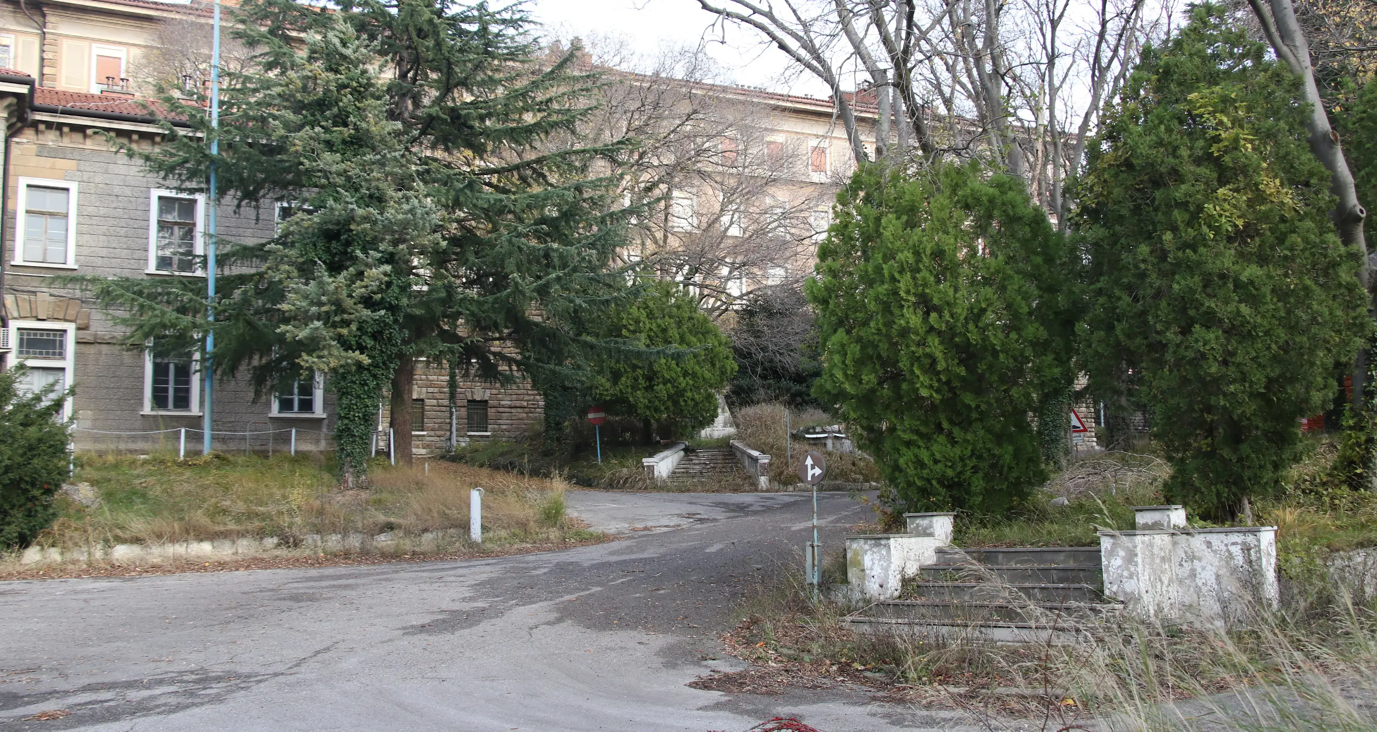 L'interno del comprensorio con le strutture nel degrado Foto Lasorte