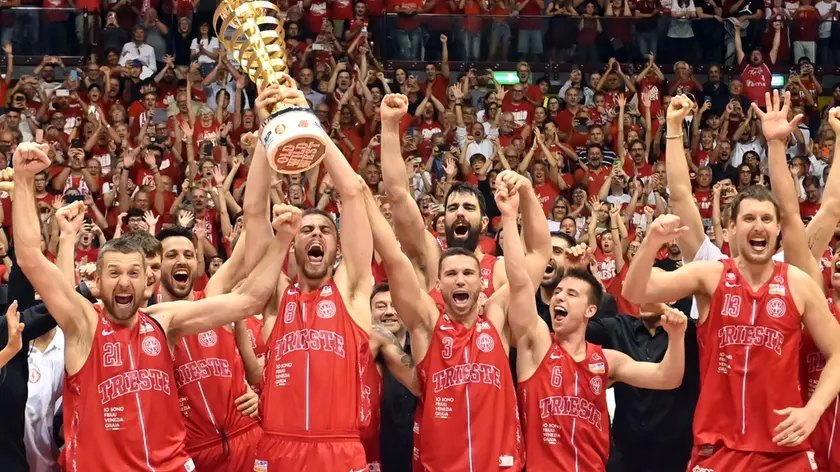 I biancorossi alzano la coppa dopo la vittoria in gara 4 della finale play-off vinta contro Cantù Foto Bruni