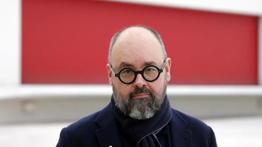 epa05784619 Spanish writer Carlos Ruiz Zafon poses during an interview with Spanish Press Agency Agencia EFE in Aviles, Asturias, northern Spain, 11 February 2017. EPA/Jose Luis Cereijido