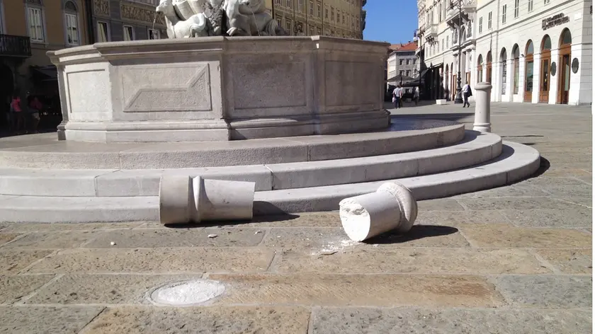 La colonna presa di mira dai vandali in piazza della Borsa