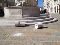 La colonna presa di mira dai vandali in piazza della Borsa