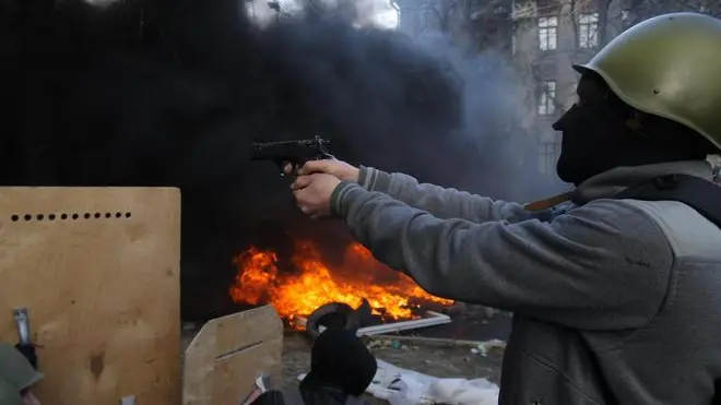 Un manifestante con la pistola EPA/OLEG PETRASYUK