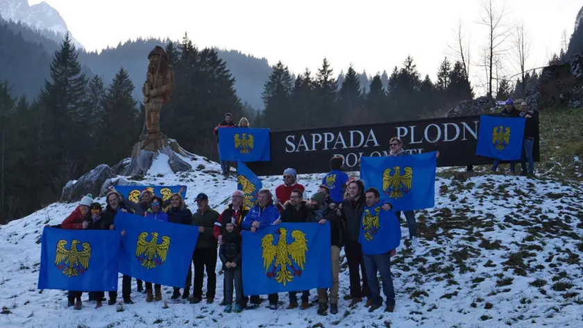 Local citizens with flags of arms of the Friuli Venezia Giulia Region celebrate after the decision of the Italian Lower House that approved the law proposal for moving the Veneto region border town of Sappada juridically to the neighbouring Friuli Venezia Giulia region in Sappada, northern Italy, 22 November 2017. Friuli Venezia Giulia region is one of five Italian regions with special status with more autonomy from the general government. ANSA/FRANCESCO FONTANA HOFFER