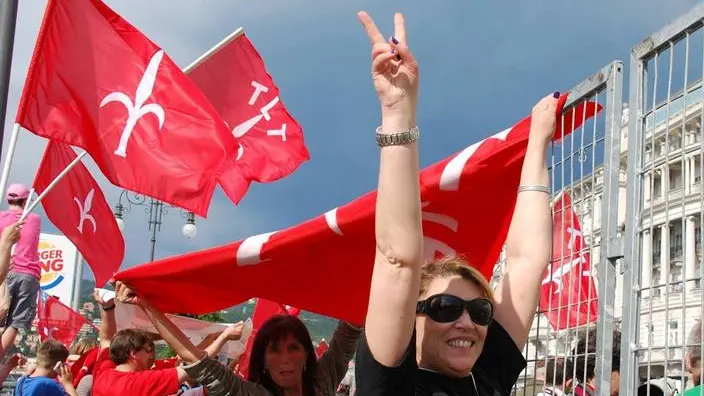 I militanti del Tlt in piazza Unità