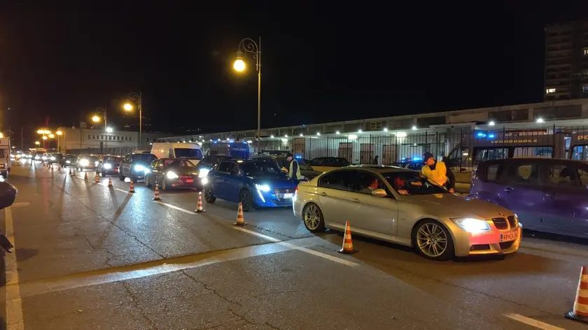La fila di auto in attesa di sottoporsi ai controlli