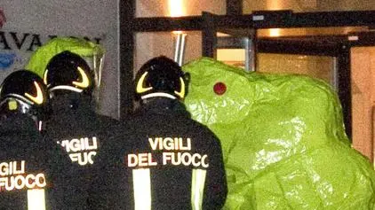Vigili del Fuoco davanti al Centro Benessere Avalon .dove si è verificata un'esplosione, questa sera 7 dicembre 2011, a Borgo Grotta Gigante (Trieste). .ANDREA LASORTE/ANSA