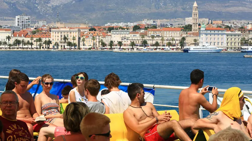 Traghetto pieno di turisti di fronte a Spalato