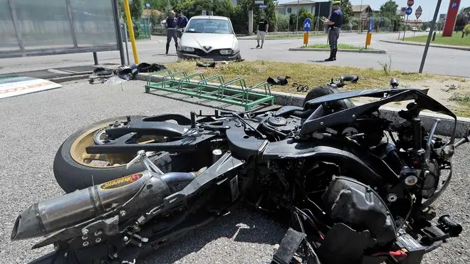 San Giovanni al Natisone 24 giugno 2012 Incidente stradale tra auto e moto all' incorcio tra Via Palmarina e Via delle Colonne. Telefoto Copyright Petrussi Foto Press