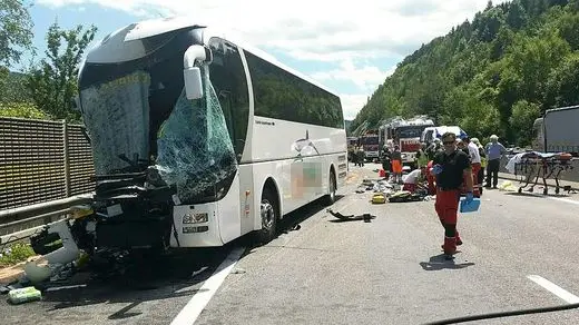 La foto - tratta dal sito Kleine Zeitung - mostra il bus goriziano dopo l'incidente