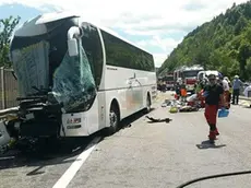 La foto - tratta dal sito Kleine Zeitung - mostra il bus goriziano dopo l'incidente