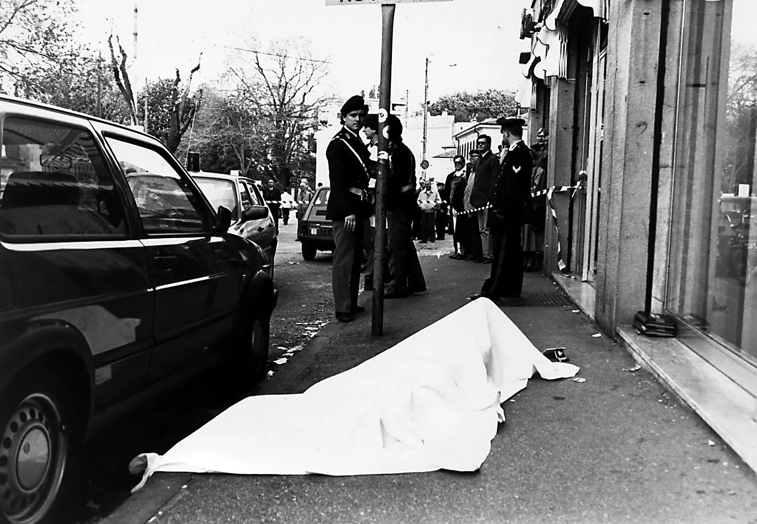 La scena del delitto, in via San Cilino nel rione di San Giovanni, con le forze dell’ordine davanti al corpo coperto da un lenzuolo