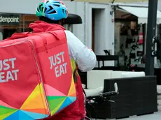 Un rider impegnato in una consegna (Massimo Silvano)