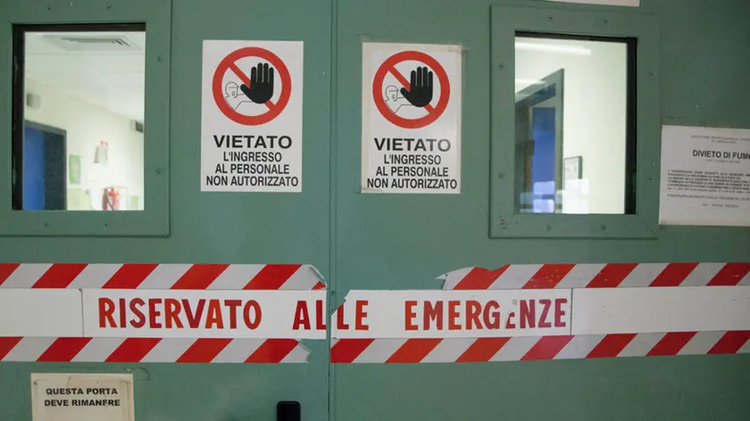 I divieti di accesso sulle porte del Pronto Soccorso dell'ospedale San Polo (Foto Bonaventura)