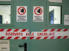 I divieti di accesso sulle porte del Pronto Soccorso dell'ospedale San Polo (Foto Bonaventura)