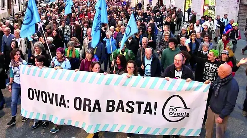 Un corteo dei No ovovia