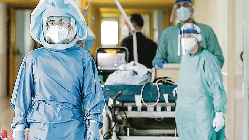 Sanitari protetti da speciali tute nella corsia di un ospedale durante la prima fase della pandemia