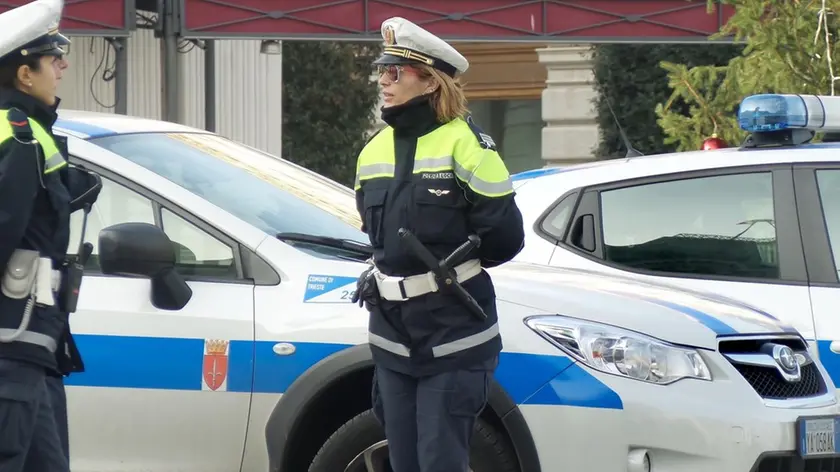 Agenti della polizia locale in un’immagine di repertorio. I termini entro i quali è possibile richiedere il trasferimento scadranno entro il 24 maggio