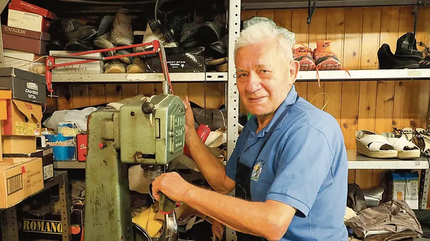 Danilo Zanel nella sua bottega. Foto Bumbaca