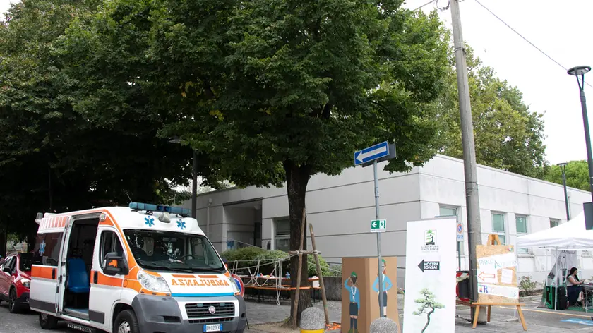 Una delle ambulanze in servizio. Foto Bonaventura