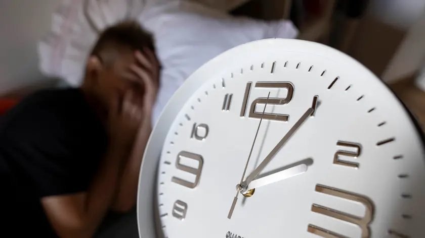 Un orologio in occasione dello scambio tra ora legale e pra solare in una foto d'archivio. ANSA/MASSIMO PERCOSSI