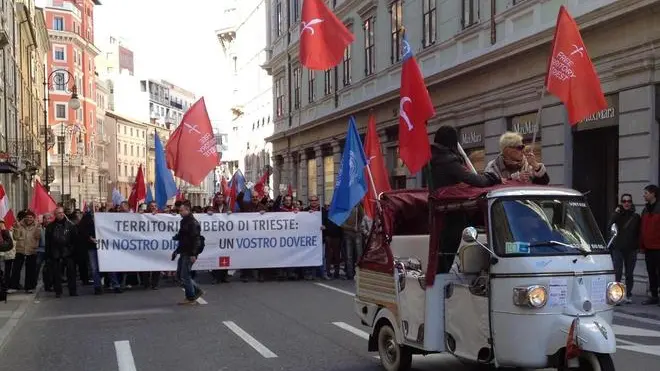 Alcune centinaia di persone di Trieste Libera hanno manifestato questa mattina rivendicando il Territorio Libero di Trieste, 03 marzo 2013 a Trieste. Un corteo, aperto da un furgoncino e da uno striscione con la scritta "Territorio Libero di Trieste: Un nostro diritto, un vostro dovere", è sfilato per le strade del centro, scortato dalle forze dell' ordine. Cittadinanza del Tlt, nomina di un governatore, indipendenza fiscale ed esenzione dal debito pubblico italiano sono le richieste fatte dai manifestanti, molti dei quali mostravano la carta d'identità. "Trieste non è Italia", "Rigassificatore game over" era scritto su altri striscioni. ANSA/ FRANCESCO DE FILIPPO