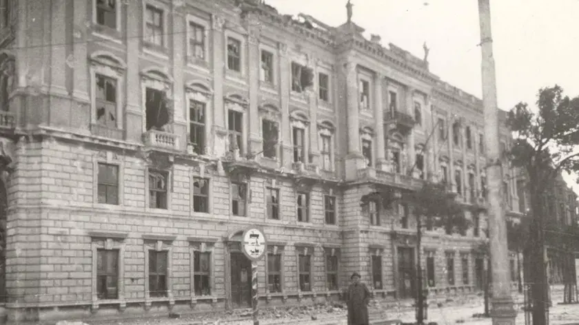 Ecco come appariva il palazzo del Lloyd triestino in piazza Unità dopo i combattimenti del primo maggio