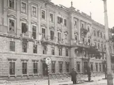 Ecco come appariva il palazzo del Lloyd triestino in piazza Unità dopo i combattimenti del primo maggio