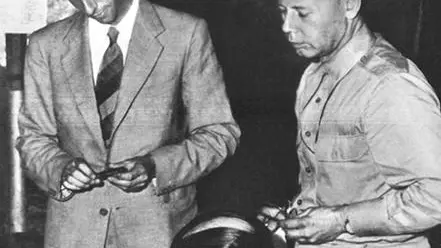 Il generale Giuseppe Castellano firma l'armistizio a Cassibile. In piedi Walter Bedell Smith (a destra) e Franco Montanari