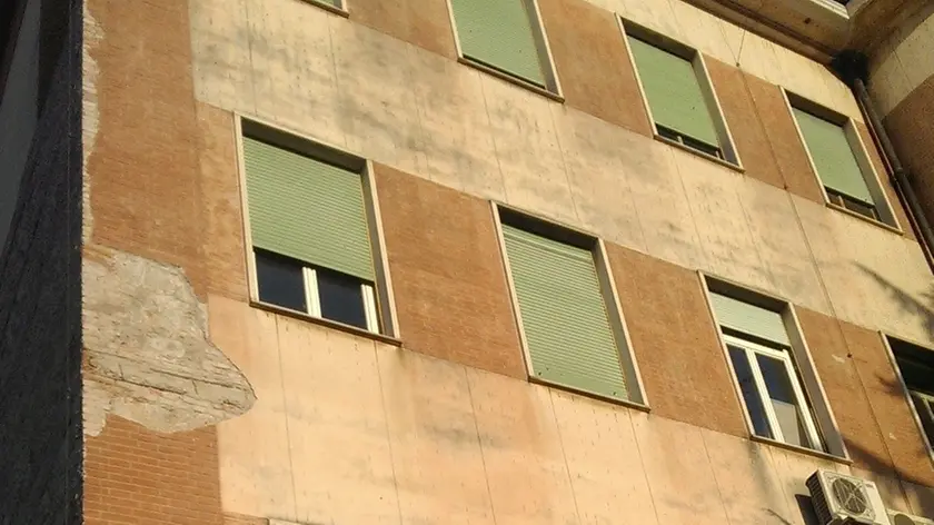 La facciata fatiscente del vecchio ospedale di Gorizia