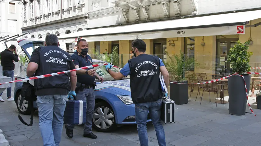 Gli agenti della Squadra volante e della Scientifica sul posto