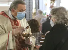 La comunione in chiesa con la mascherina addosso, secondo le linee guida anti diffusione del contagio