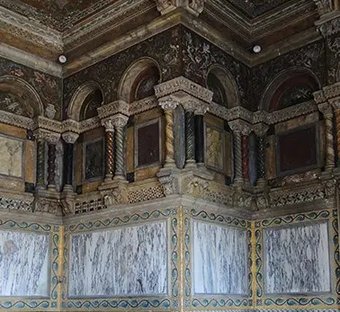Colonne e decori in stile bizantino all’interno di palazzo Artelli