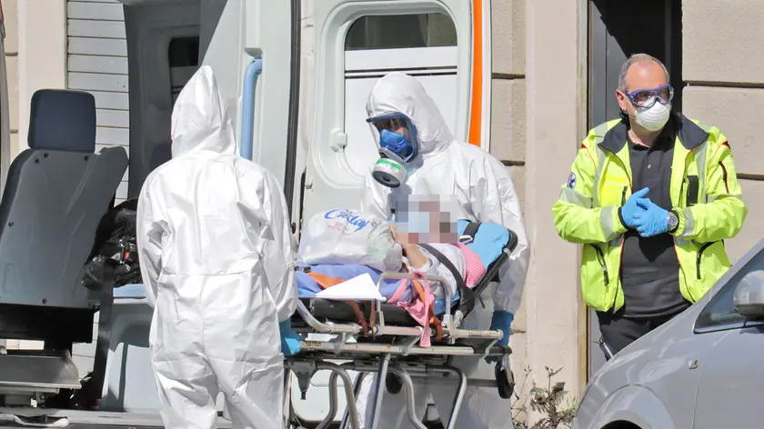 Sanitari del 118 davanti alla casa di riposo La Primula durante la prima ondata della pandemia