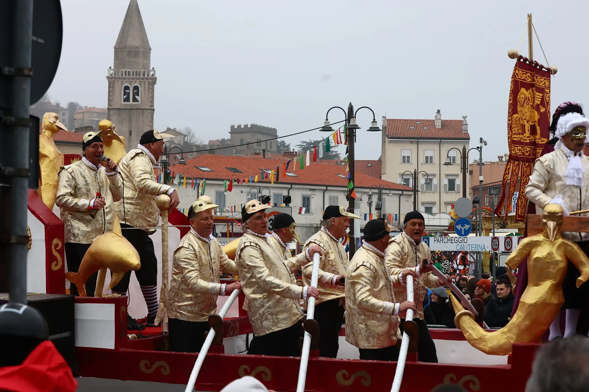 Dopo tre anni (l’ultima edizione si svolse nel 2020 alla vigilia del lockdown) è tornata l’allegoria tutta muggesana che ha visto nella sfilata delle 8 Compagnie il fulcro dei festeggiamenti del Carnevale di Muggia. A trionfare quest'anno è stata la Brivido con The Mask. Ecco le foto scattate da Andrea Lasorte